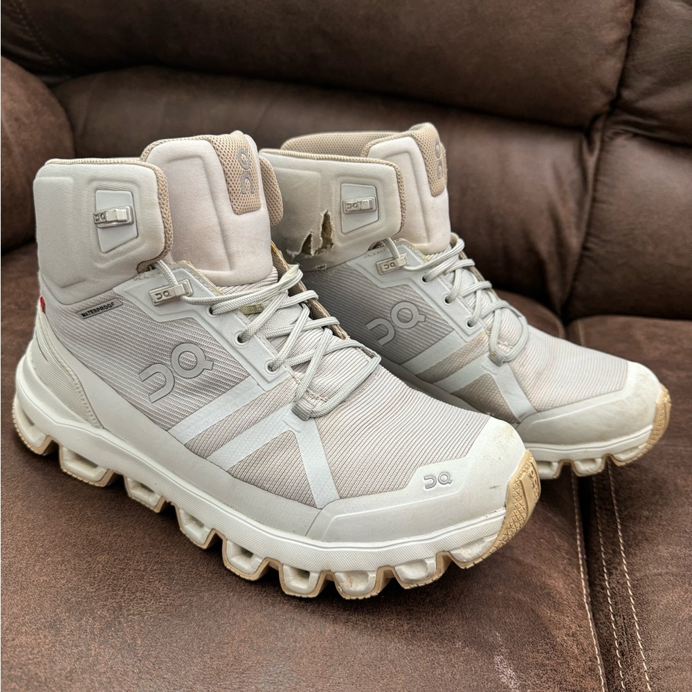 Woman’s On Cloudrock Ankle Boots size 7.5